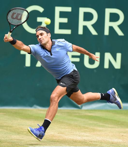 Roger Federer in azione contro il russo Karen Khachanov al torneo open Gerry Weber a Halle in Germania (Afp)